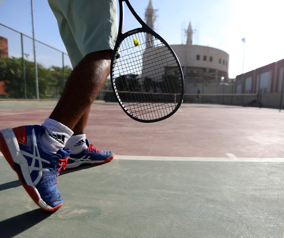 Action sports photography on a tennis court